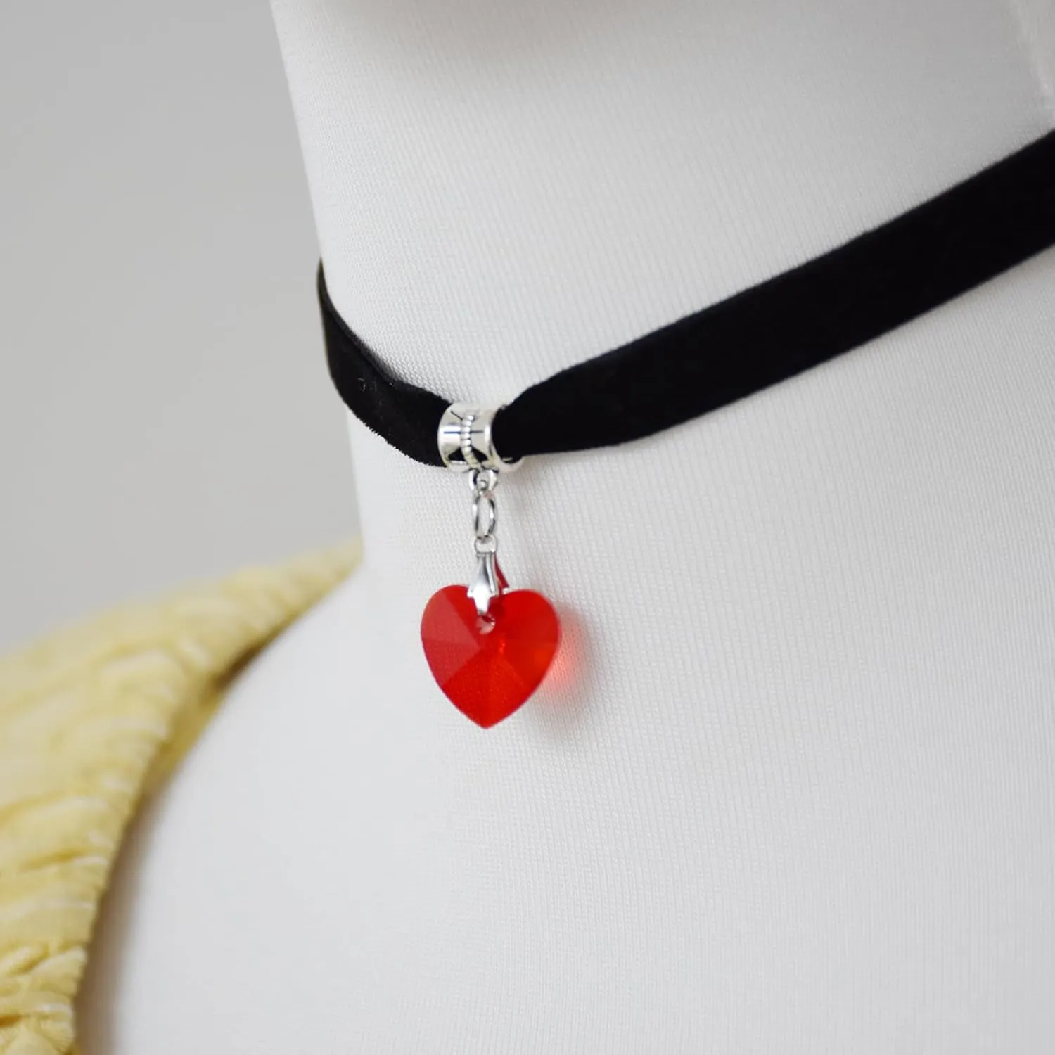 Black Choker Necklaces for Woman Love Heart Choker Necklace Adjustable Velvet Choker Soft Collar Chain Red Heart Necklace Halloween Cosplay Party