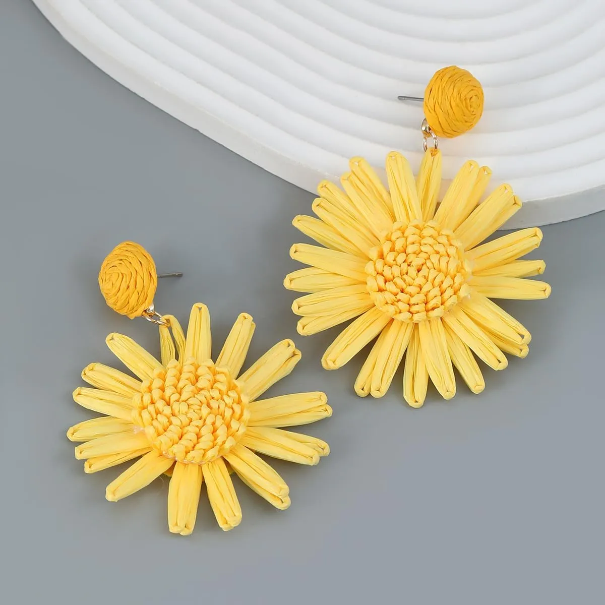 Boho Raffia Flower Earrings Cute Handmade Sunflower Raffia Rattan Drop Earrings for Women Trendy Spring Summer Beach Vacation Statement Jewelry Gifts