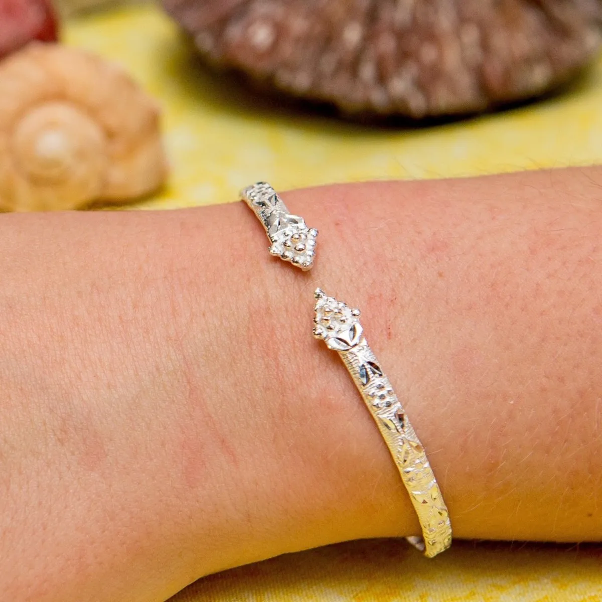 Flat Grape Head Bangle with Berry Vine Pattern