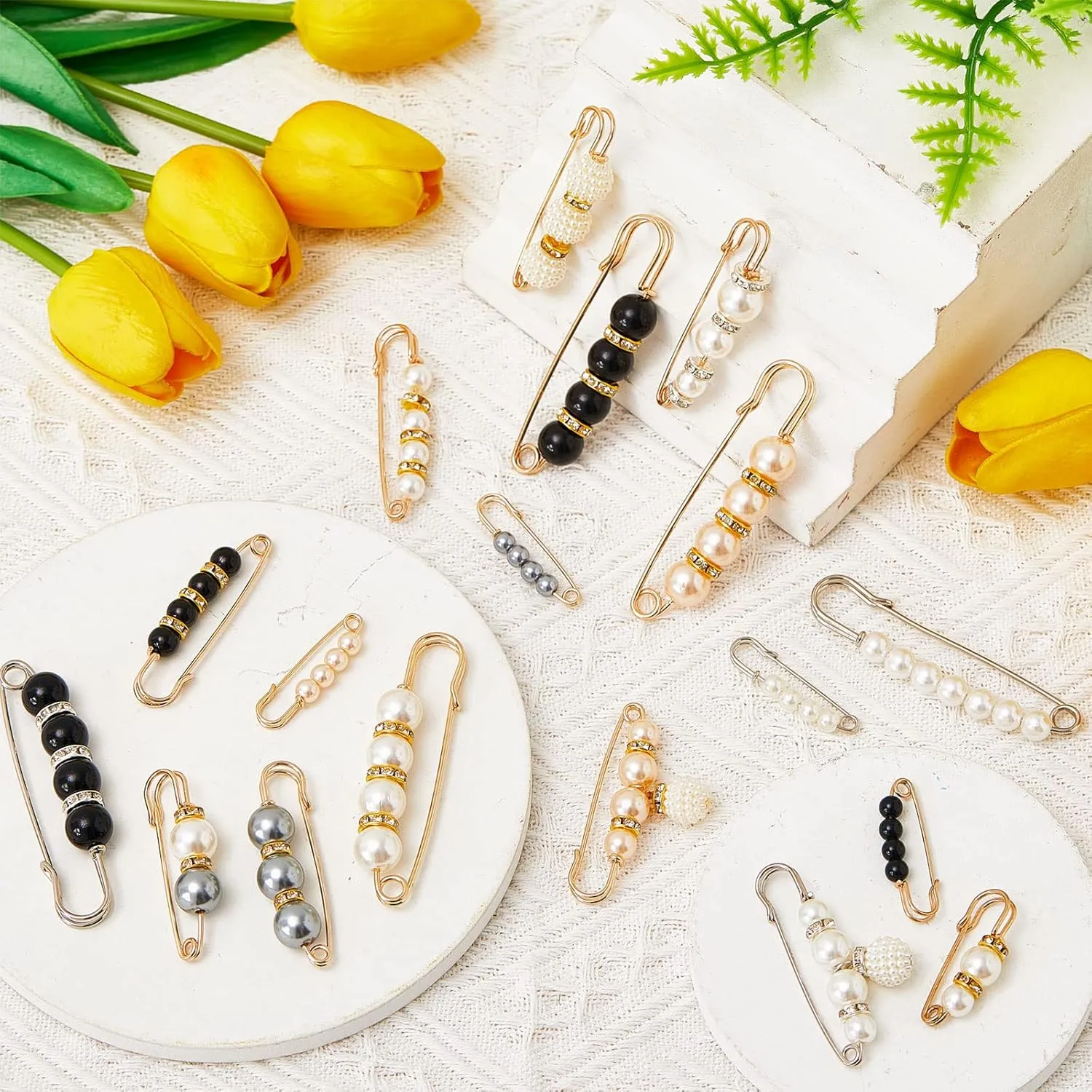 Hicarer 18 Piece Pearl Brooch Pins Women Decorative Safety Pins Clothing Shawl Clips Artificial Pearls Brooch Elegant Cardigan Collar Clips for Women Dress Skirt Sweater(Elegant Style)