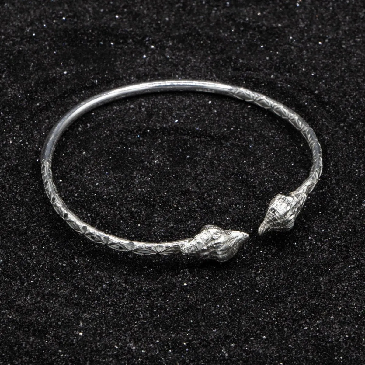 Light Conch Lambi Shell Bangle with Calypso Pattern