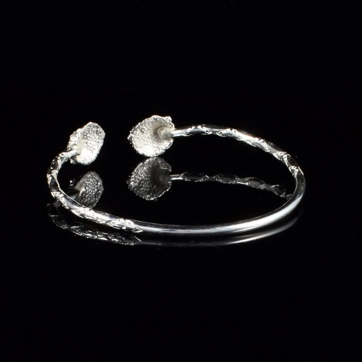 Light Lion Bangle with Diamante Pattern