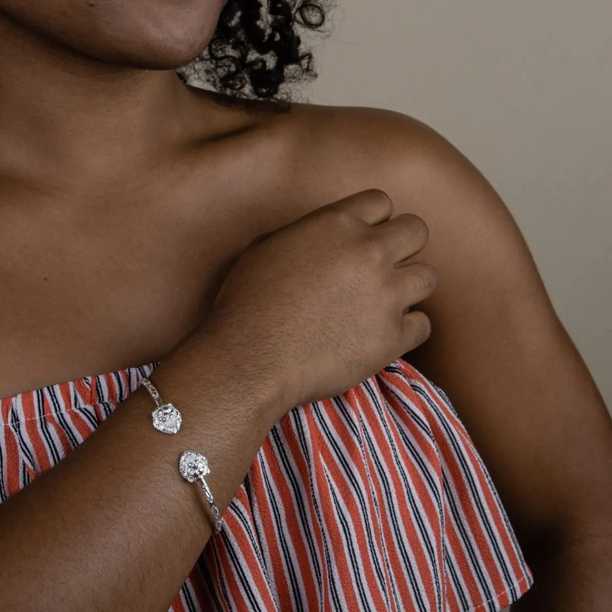 Light Lion Bangle with Diamante Pattern