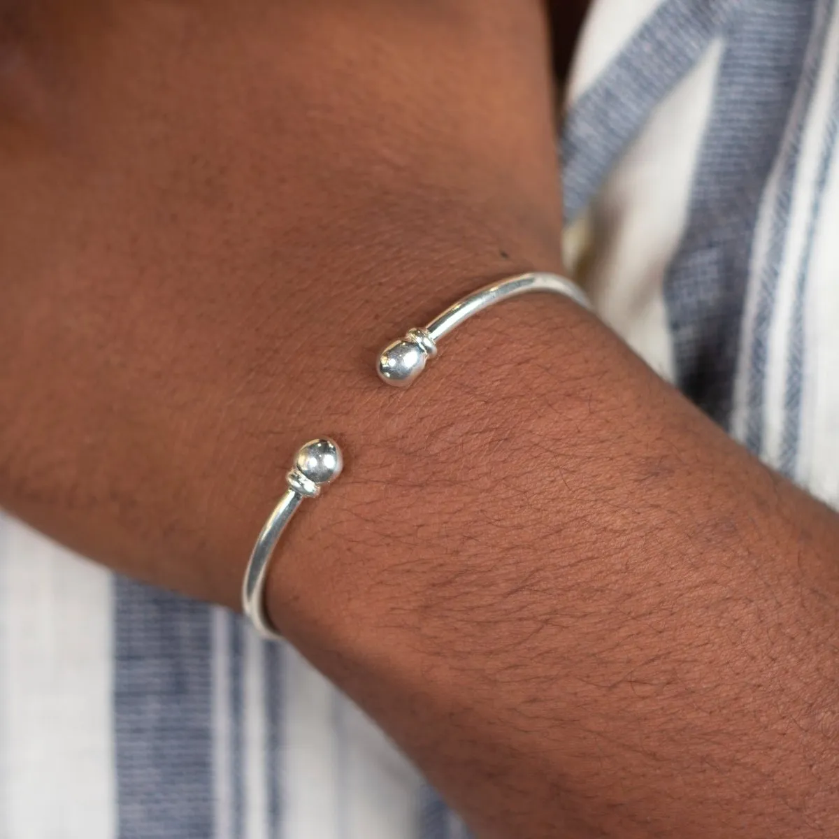 Light Plain Solid Ball Bangle