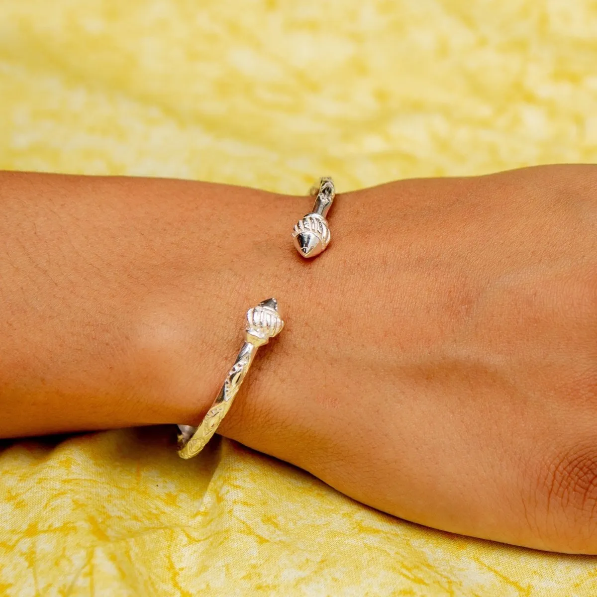 Light Taj Mahal Bangle with Diamante Pattern